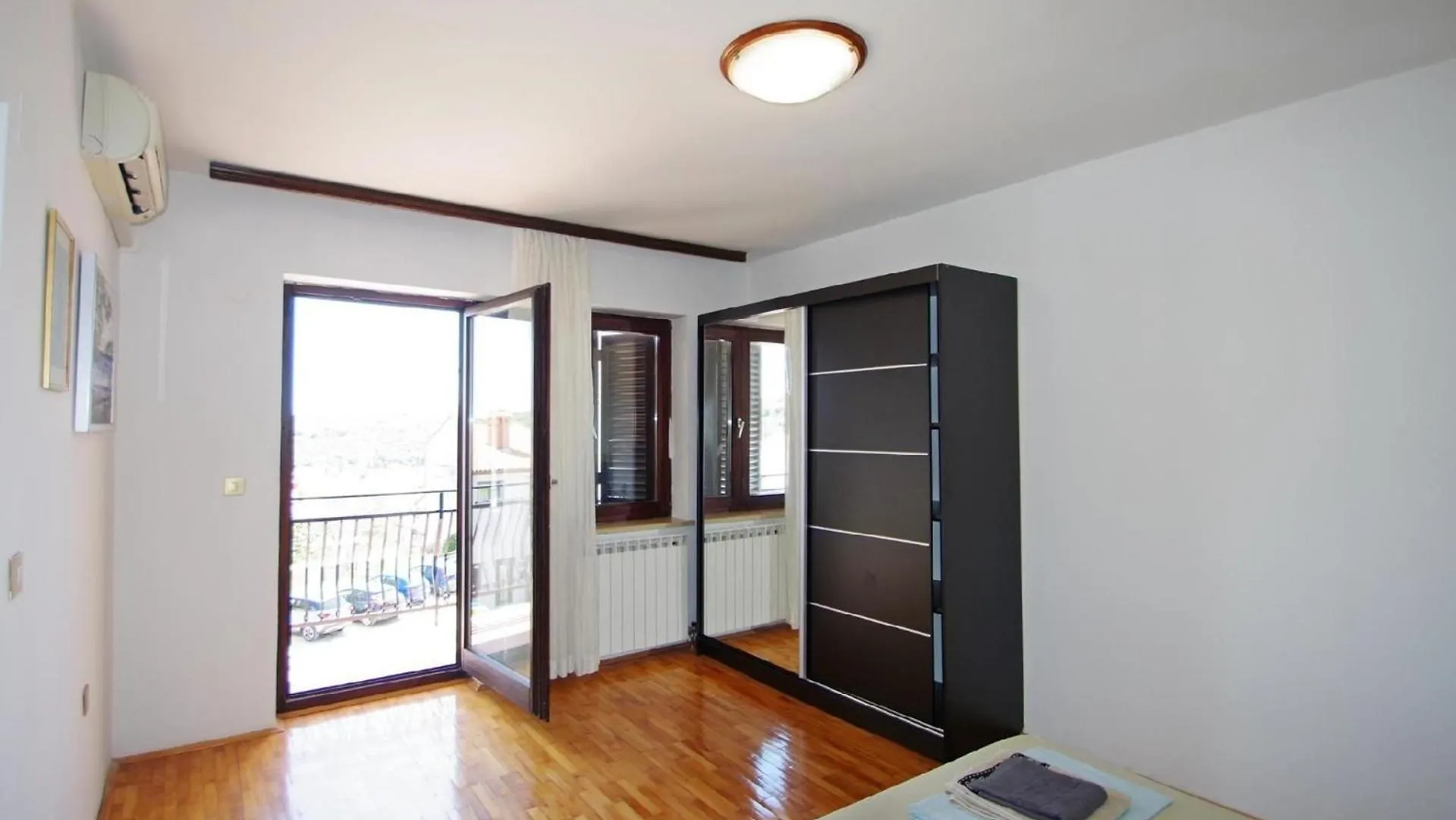 Wohnung In Pula Mit Terrasse, Grill Und Garten